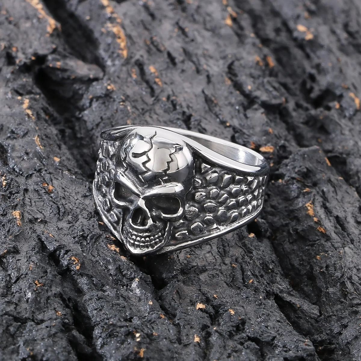 Stainless Steel Men Skull Ring Retro Cracked Skull Biker Ring Textured Band Vintage Punk Rock Fashion Jewelry for Men