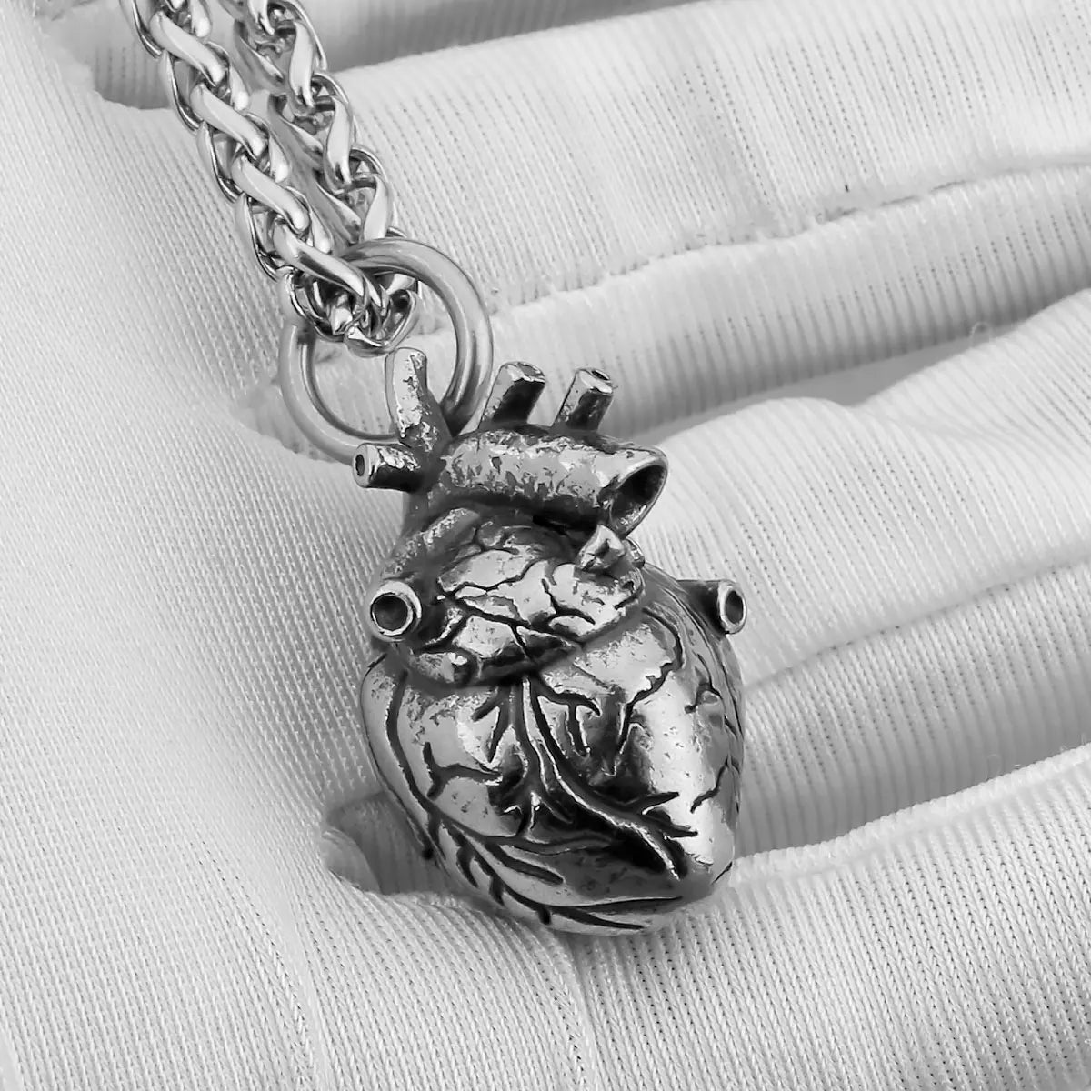 Fashion Minimalist Heart Necklace Men and Women Anatomical Heart Hip Hop Pendant Necklace Vintage Charm Stainless Steel