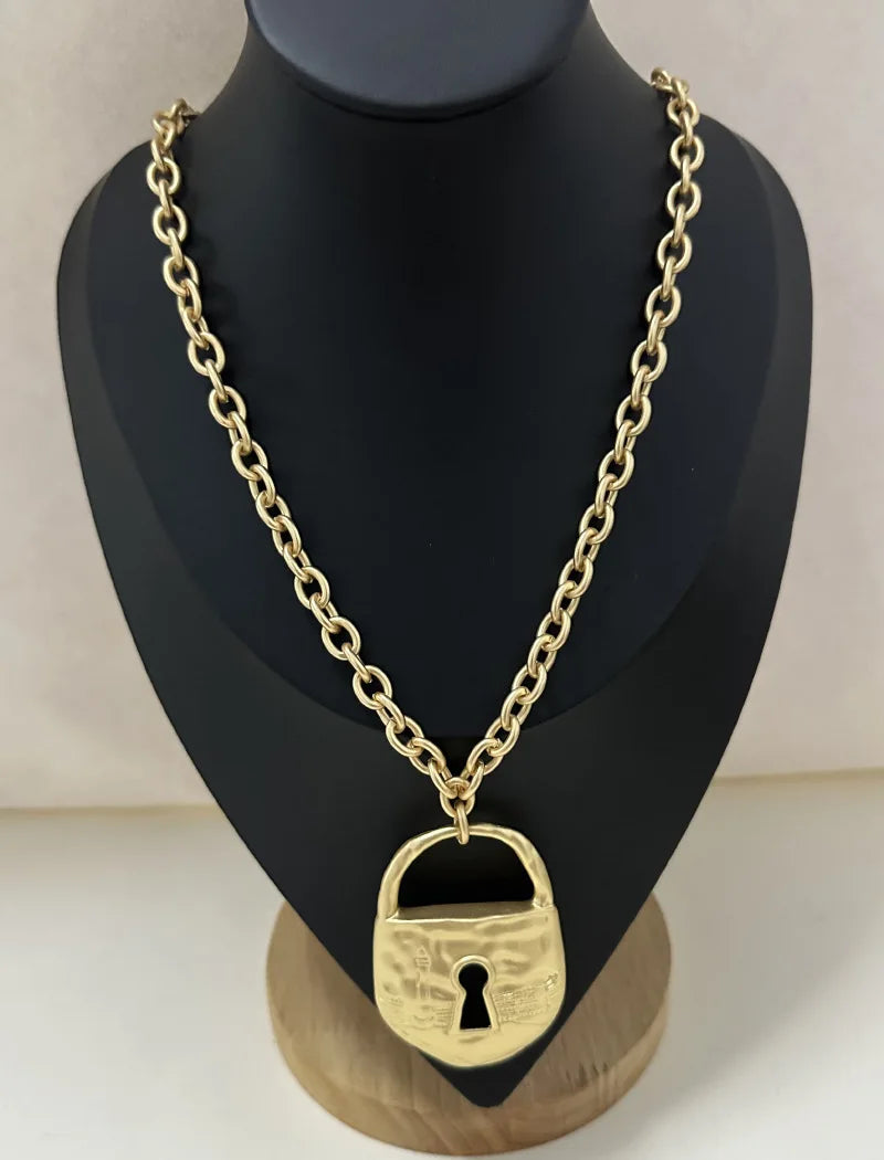 Brand Fashion Show Metal Alloy Key Lock Pendant Necklace For Women Fashion Jewelry Gorgeous Sweater Chain Statement